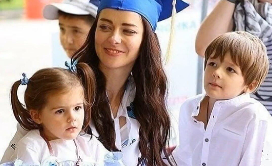 Марина Александрова с сыном и дочкой