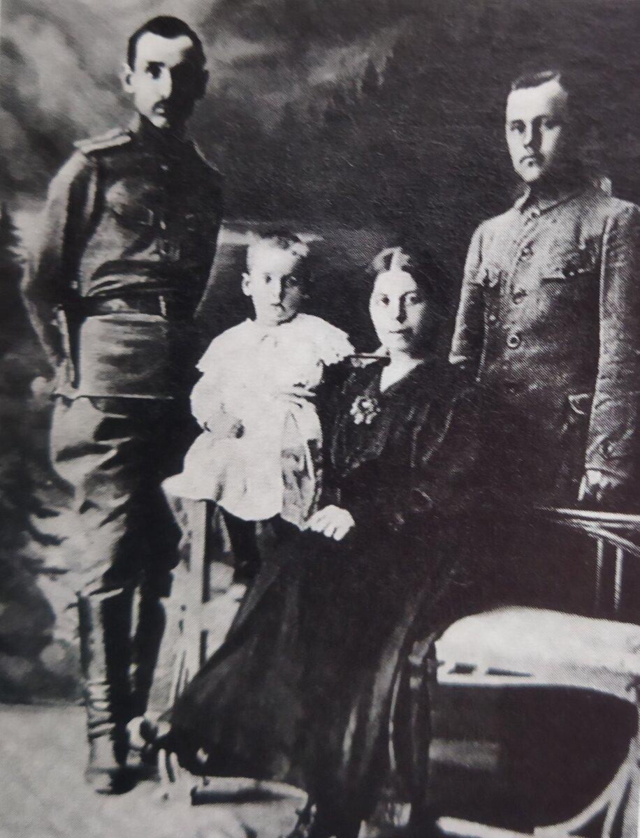 Маленькая Лида с отцом (слева), тетей и дядей