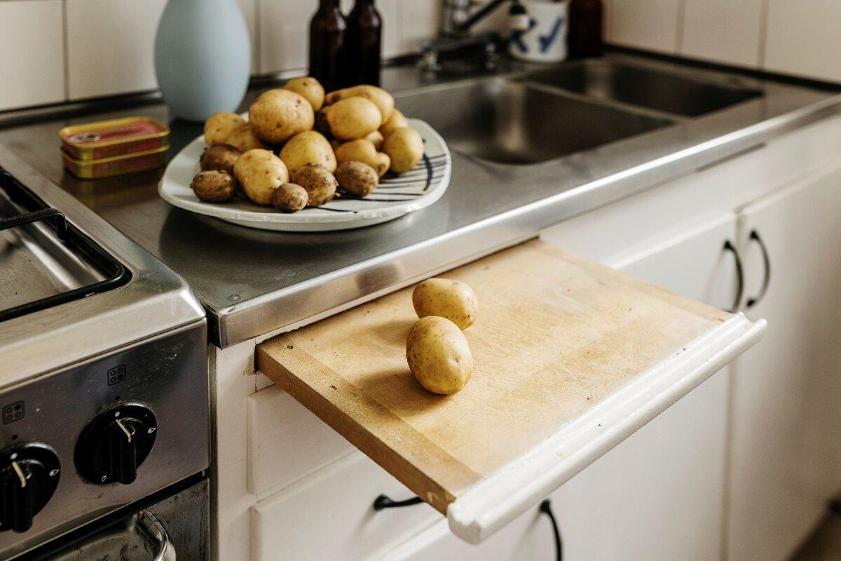 Выдвижные дощечки для нарезки овощей — еще одна особенность скандинавских кухонь