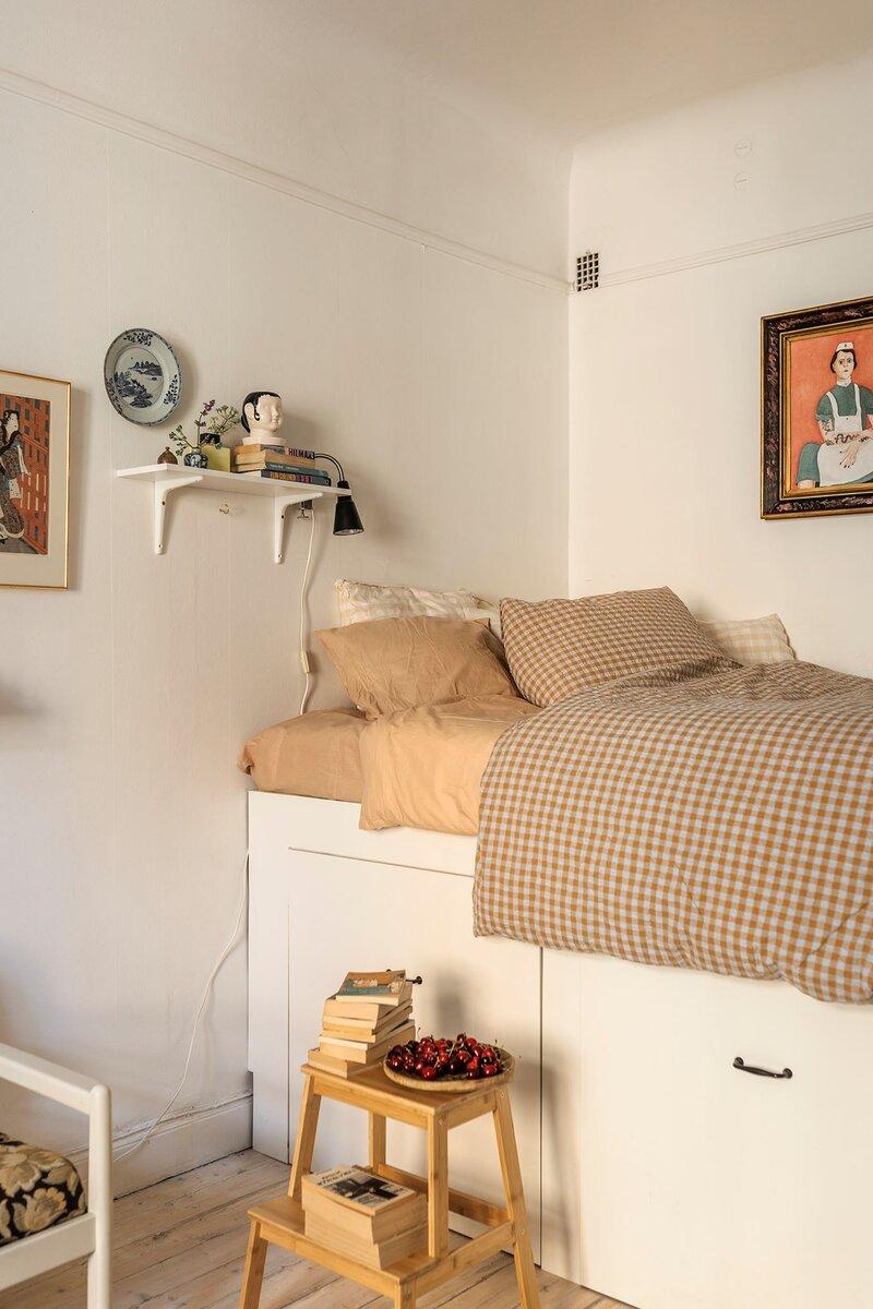 А вот и спальное место. Необычное, правда? Под высокой кроватью располагаются шкафчики для хранения белья, текстиля и одежды