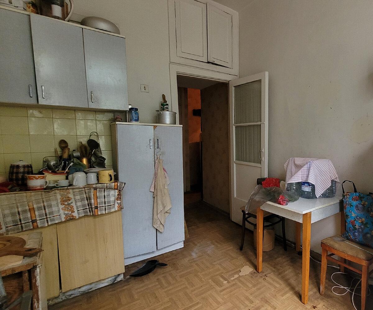 Сегодня я покажу квартиру, где никто не жил более 35 лет. Внутри все комнаты и утварь остались будто при СССР.-5-2