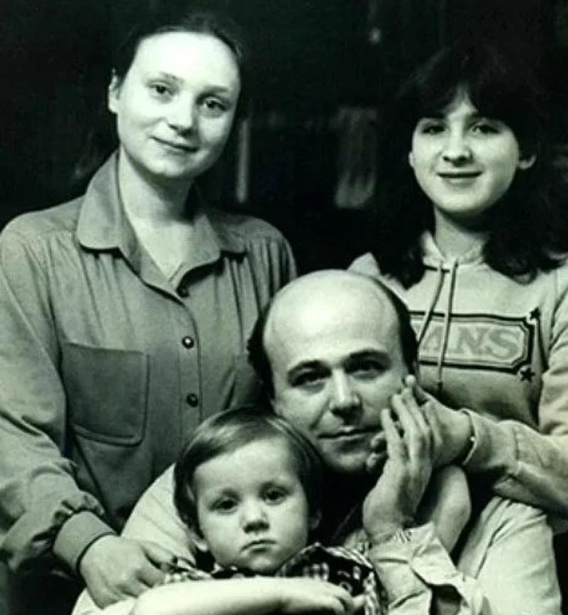 Евгения Глушенко с сыном, приёмной дочкой и мужем
