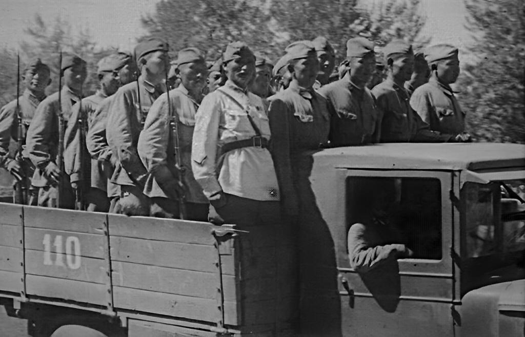 Первые добровольцы едут на фронт, фото 1943 года.