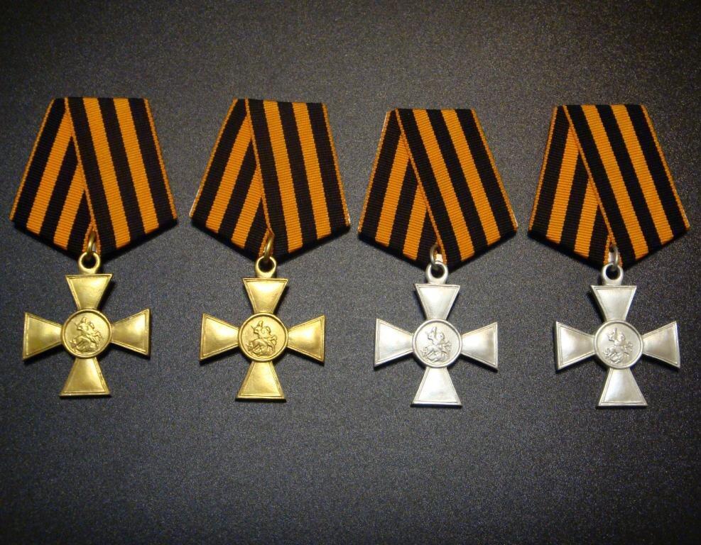 Случай довольно неординарный, чтобы за один подвиг награждали сразу одновременно всеми четырьмя Георгиевскими крестами.