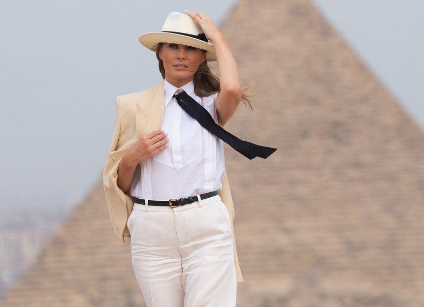  Мелания Трамп оставила неизгладимый след в моде, не похожий на тот, который оставили бывшие первые леди в истории американского президентства, за исключением иконы стиля Джеки Кеннеди, с которой ее-8