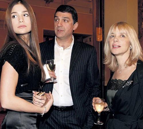 Миллионер Кирилл Шубский с женой Верой Глаголевой (сейчас она уже скончалась) и их красавицей-дочерью.