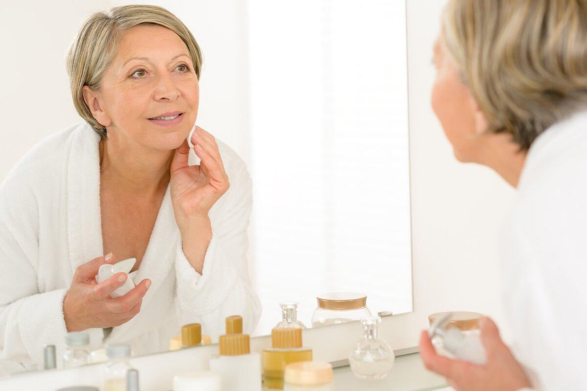 Самой большой ошибкой женщин в возрасте 50+ является то, что они делают макияж точно так же, как делали 20 лет назад.-2