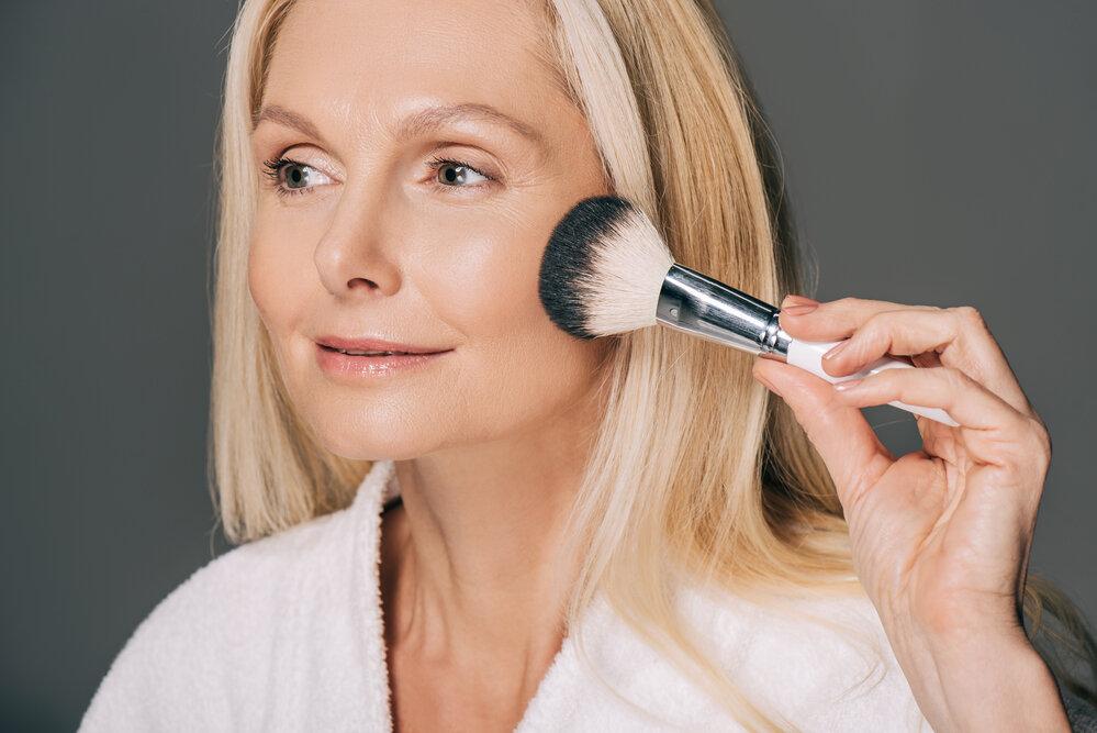 Самой большой ошибкой женщин в возрасте 50+ является то, что они делают макияж точно так же, как делали 20 лет назад.-5