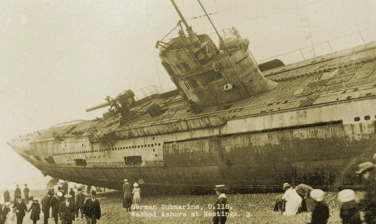 В апреле 1919 года после сильного шторма жители британского города Гастингс вышли утром на набережную и были поражены. На городском пляже, на песке, лежала огромная подводная лодка.-2