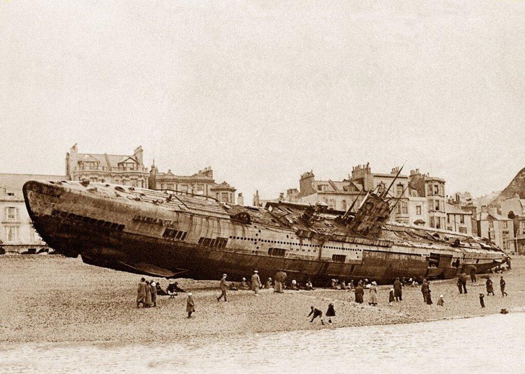 В апреле 1919 года после сильного шторма жители британского города Гастингс вышли утром на набережную и были поражены. На городском пляже, на песке, лежала огромная подводная лодка.-3