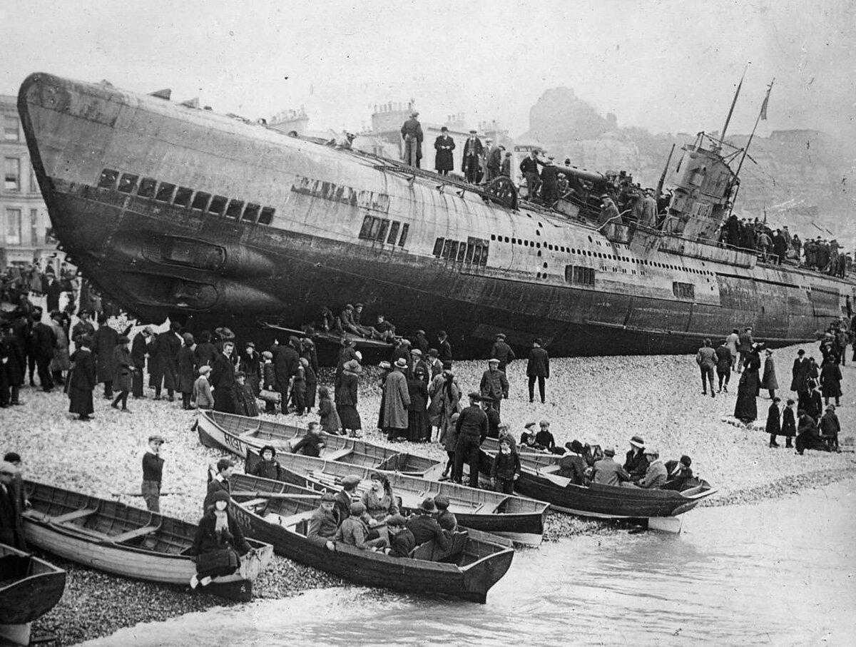 В апреле 1919 года после сильного шторма жители британского города Гастингс вышли утром на набережную и были поражены. На городском пляже, на песке, лежала огромная подводная лодка.-4