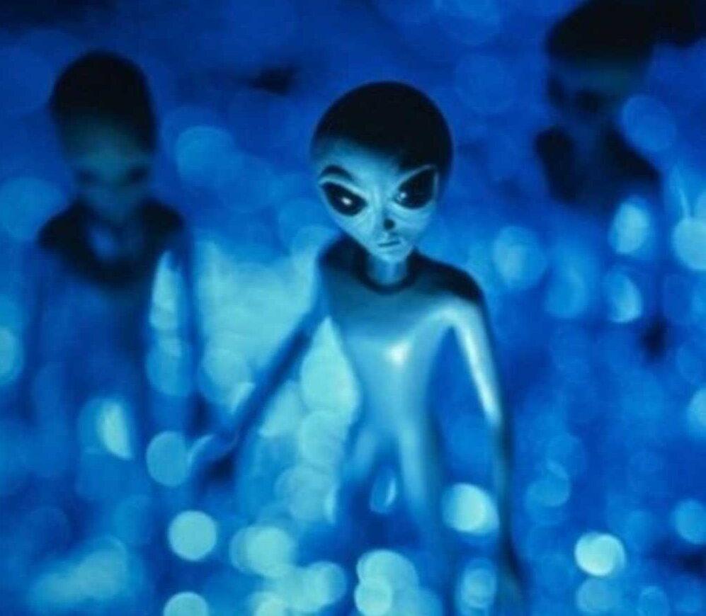 Пришельцы были небольшого роста в синих костюмах.  Источник: https://www.billing4.net/img/images_2/malenkij-sinij-chelovechek-iz-minnesoti.jpg