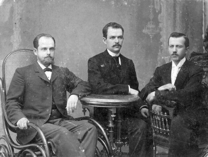 Замков Алексей Андреевич (справа) с друзьями