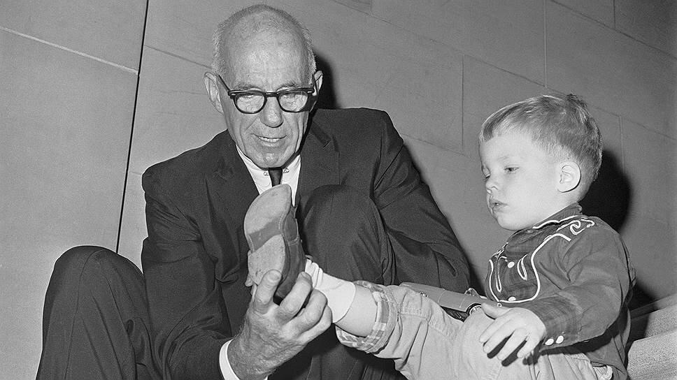 14 июля 1946 года педиатр Бенджамин МакКлейн Спок опубликовал книгу революционных советов по воспитанию детей «Ребенок и уход за ним».-4