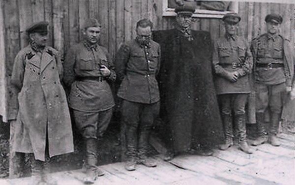 Генерал-майор Евгений Арсентьевич Егоров (третий слева) в плену. Рядом с ним, в бурке, генерал-майор Иван Семёнович Никитин (расстрелян немцами в апреле 1942-го)