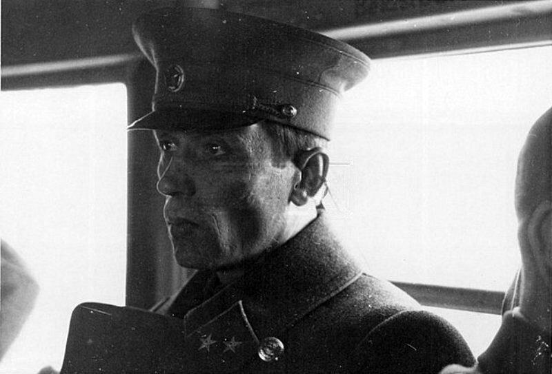 Генерал-майор Самохин Александр Георгиевич назначенный командующим 48 А, но не успевший её принять - самолёт с генерал-майором Самохиным по ошибке сел у немцев. 