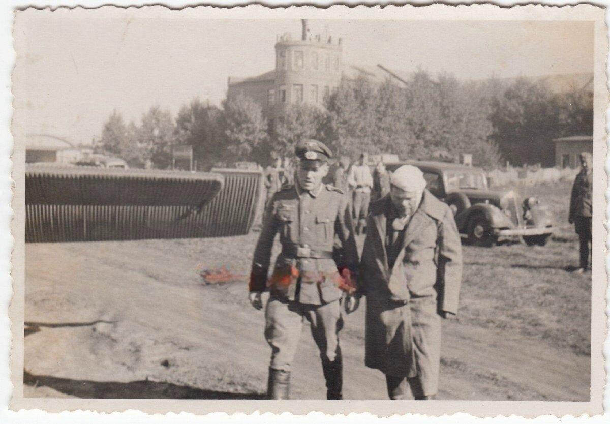 Генерал-майор авиации Тхор Григорий Илларионович, заместитель командира 62 БАД, захвачен в плен раненым вместе с женой и дочерью. На фото перед отправкой в Германию на самолёте Ju-52.