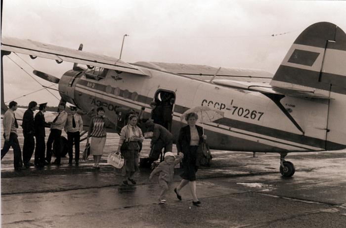 Самолет АН-2 высаживает пассажиров