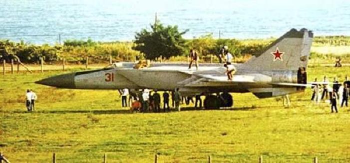 МиГ-25П, который летчик Беленко угнал в Японию и передал американцам. В СССР не хотели повторений данного инцидента