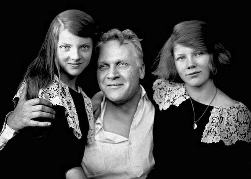 Шаляпин с дочерями Мариной и Марфой (справа)