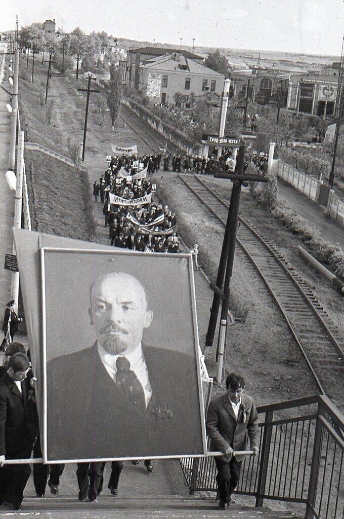 Первомайская демонстрация. С. Тарасенко, 1 мая 1973 года, Воронежская обл., г. Лиски, из архива Олега Тарасенко.