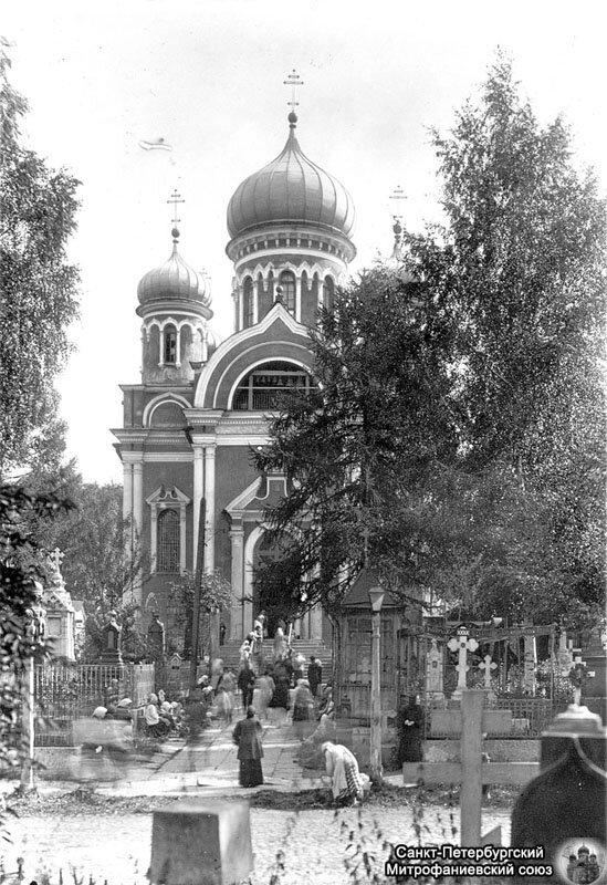 В Санкт-Петербурге, у железнодорожных путей, ведущих к Балтийскому и  Варшавскому вокзалам, удивительным образом сохранился старинный склеп уничтоженного в советские годы Митрофаньевского кладбища.-3
