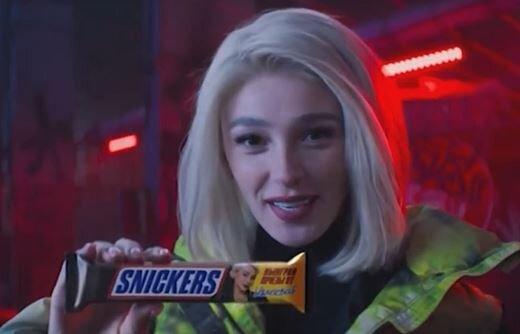 Это Настя рекламирует Snickers. Листай дальше >>>