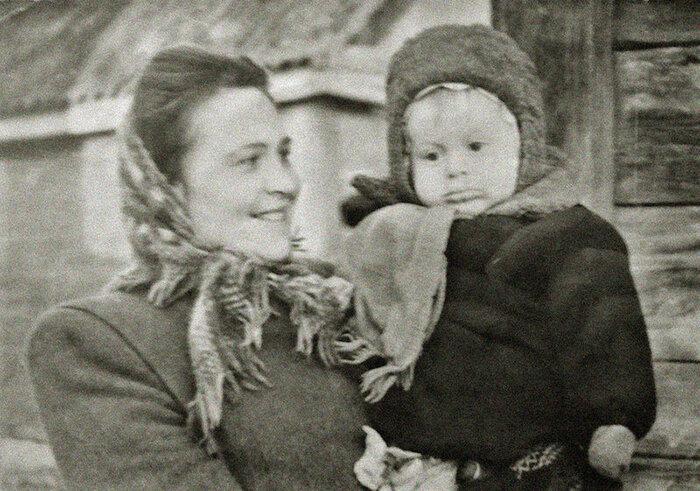 Маленький Юра с матерью Татьяной Васильевной. Вам тоже кажется, что Юра нисколько с возрастом не изменился?)