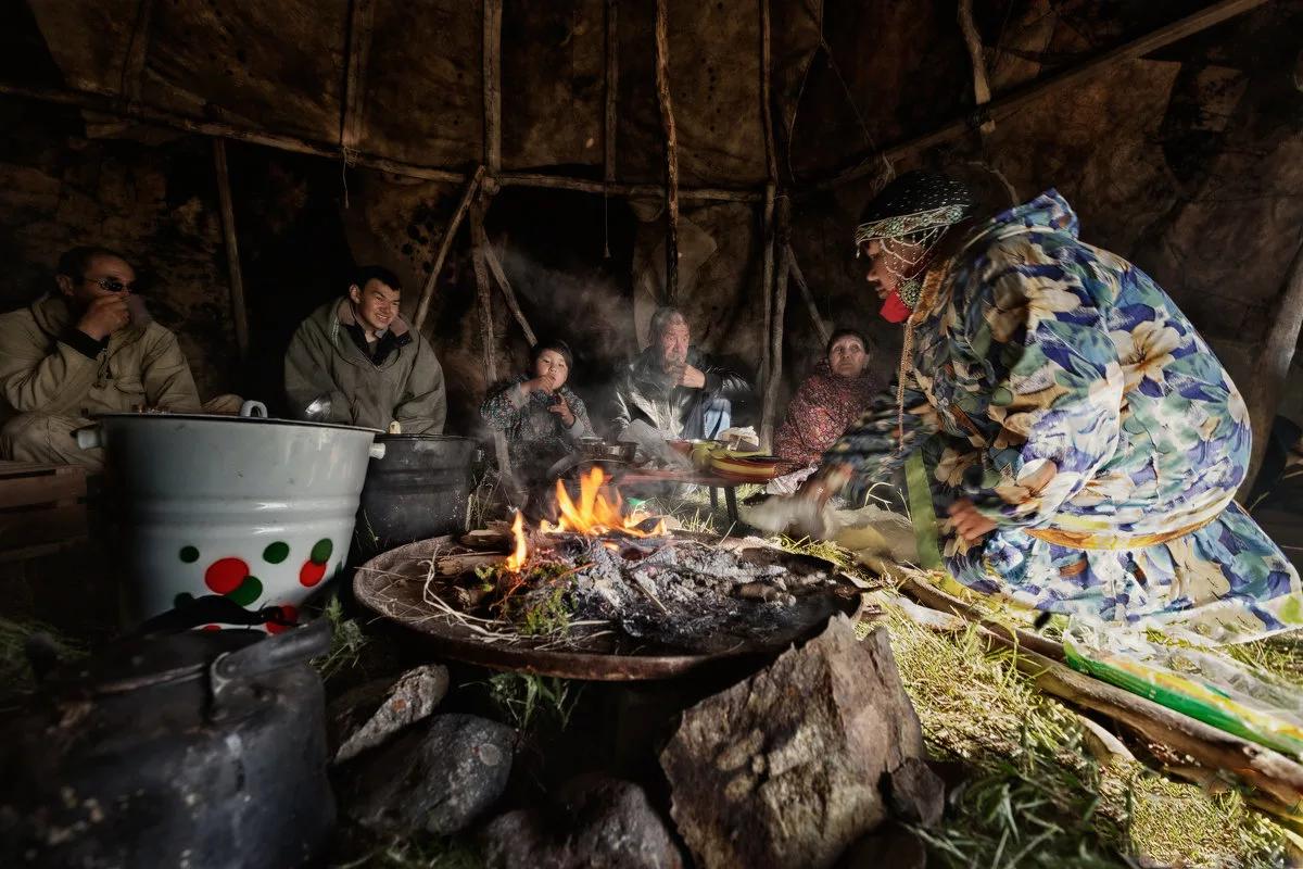 Чукчи - один из интереснейших северных народов великой матушки-России, обычно известный жителю той же Москвы лишь по забавным анекдотам. Но какие же они, эти самые чукчи на самом деле? Давайте узнаем.-10