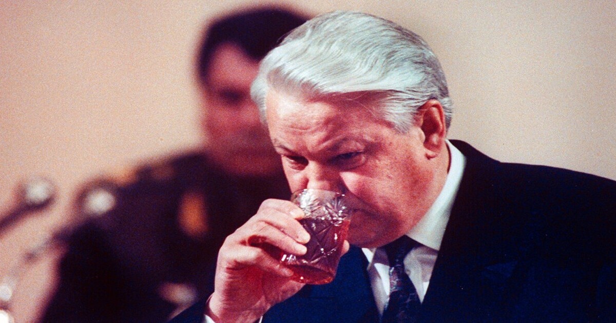 Самый любимый алкоголь Бориса Ельцина: сколько он стоил и в каких количествах его пил?