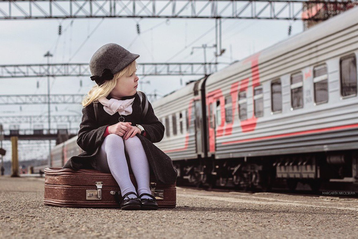 Ребенок едет на поезде с бабушкой