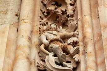 Раскрыта тайна фигуры космонавта на испанском соборе 16 века