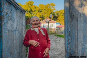Бабушка, которой почти 90 лет, живет одна в Чернобыльской зоне