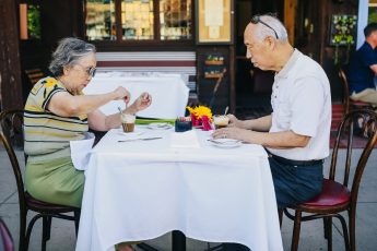 Как официант решил проучить пенсионеров и втюхал блюда