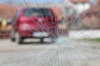 Из-под колёс вашего авто вылетел камень и повредил чужую машину. Это ДТП? Кто виноват?