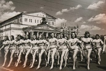 Долой стыд и одежду в обществе! Как групповое отцовство и «голые» шествия устроили революцию нравов в СССР