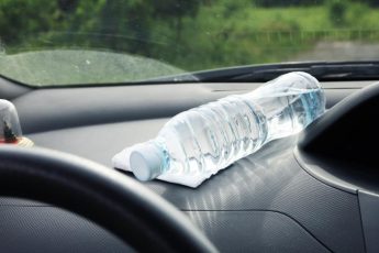 Почему нужно обратиться в полицию, если найдете бутылку с водой на своем автомобиле