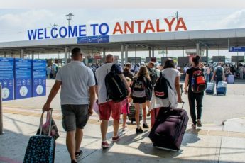 О том, как Русские в аэропорту Анталии не уступили зал ожидания британцем