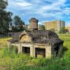 На месте разрушенного древнего кладбища в Петербурге нашли склеп, который уходит под землю