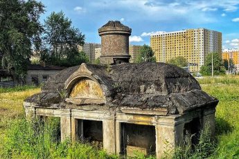 На месте разрушенного древнего кладбища в Петербурге нашли склеп, который уходит под землю