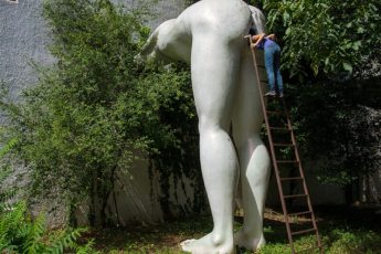 Не «глиной» единой: 7 скандальных скульптур в городах мира
