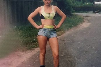 18 неожиданных фотографий девушек 90-х годов в России