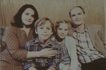 1989 год. Эта счастливая семья и не подозревала, что рядом находится человек, готовый на всё из-за зависти.