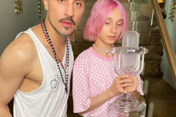 Подругу Димы Билана - Дарью Корейка, особу с розовыми волосами, в реальной жизни зовут Максим